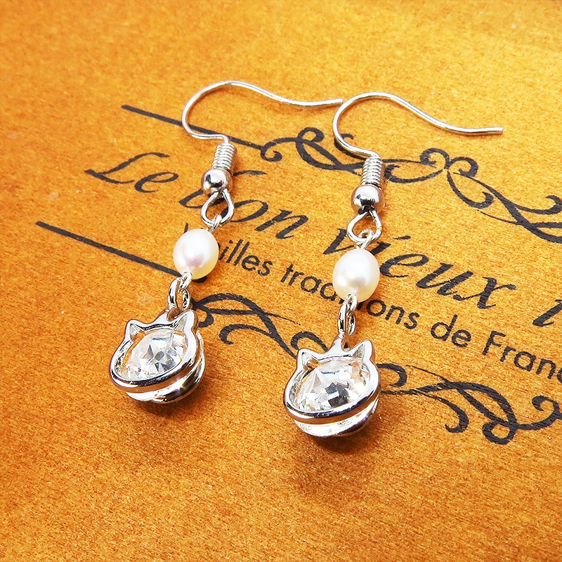 かわいい猫フレームのスワロフスキー・クリスタルと淡水パールを組み合わせた大人可愛いフックピアス サージカル可