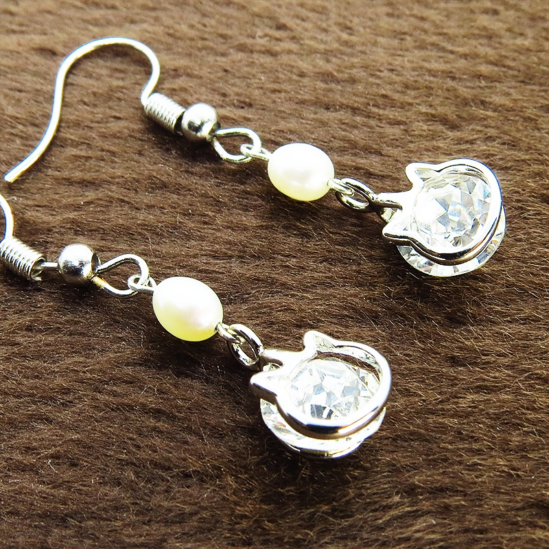 かわいい猫フレームのスワロフスキー・クリスタルと淡水パールを組み合わせた大人可愛いフックピアス サージカル可