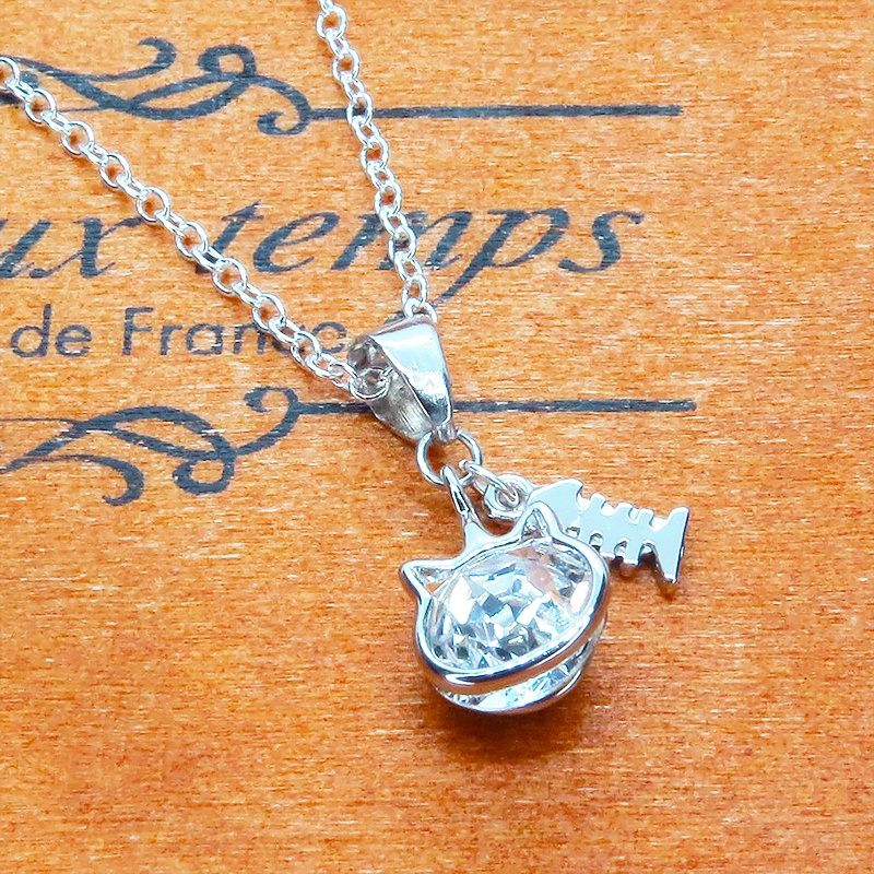 シルバー925 可愛い猫フレームのスワロフスキー(9色選択)と魚のチャームの大人可愛いネックレス アジャスター可