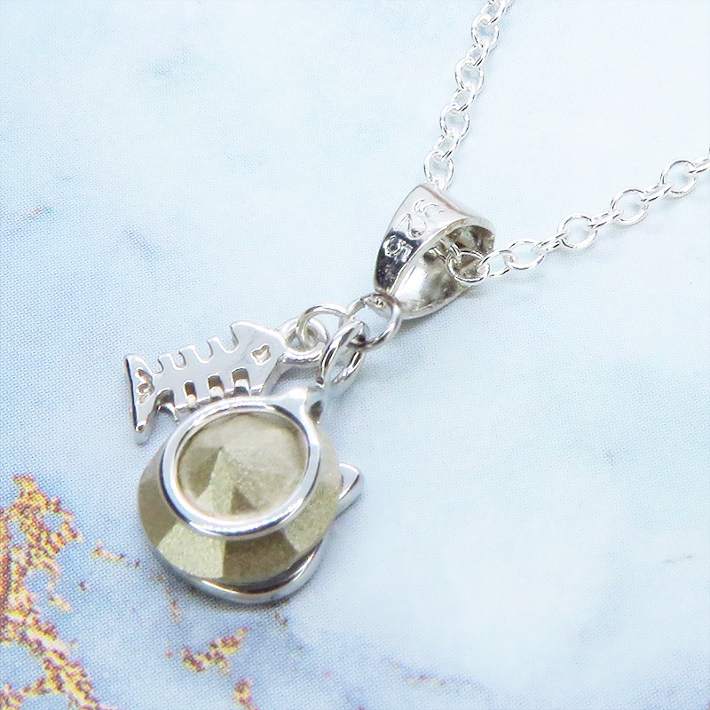 シルバー925 可愛い猫フレームのスワロフスキー(9色選択)と魚のチャームの大人可愛いネックレス アジャスター可