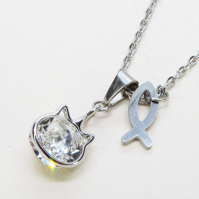【再販】可愛い猫フレームのスワロフスキー(9色選択)と魚のチャームの大人可愛いステンレス製チェーンネックレス