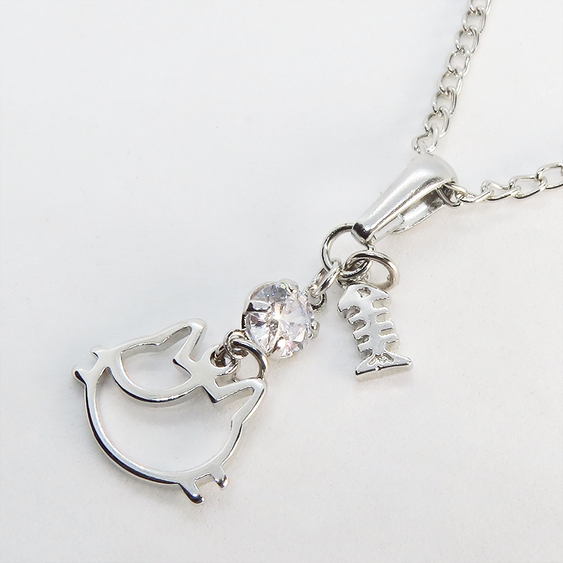 三毛猫の猫フェイスモチーフのフレームと魚のチャームの可愛いネックレス キュービックジルコニア SV925変更可