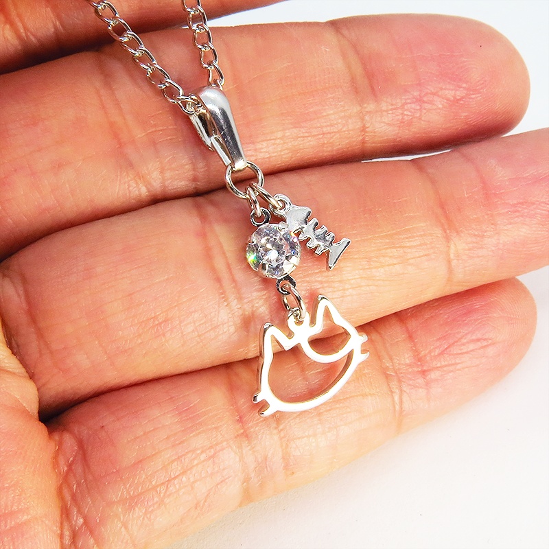 三毛猫の猫フェイスモチーフのフレームと魚のチャームの可愛いネックレス キュービックジルコニア SV925変更可