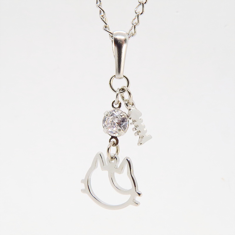 三毛猫の猫フェイスモチーフのフレームと魚のチャームの可愛いネックレス キュービックジルコニア SV925変更可