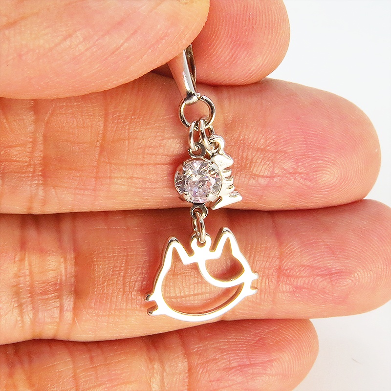 三毛猫の猫フェイスモチーフのフレームと魚のチャームの可愛いネックレス キュービックジルコニア SV925変更可