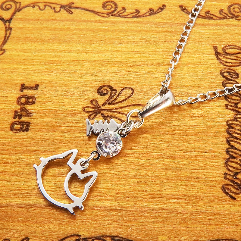 三毛猫の猫フェイスモチーフのフレームと魚のチャームの可愛いネックレス キュービックジルコニア SV925変更可