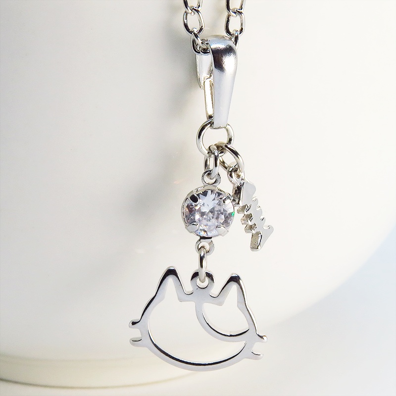 三毛猫の猫フェイスモチーフのフレームと魚のチャームの可愛いネックレス キュービックジルコニア SV925変更可
