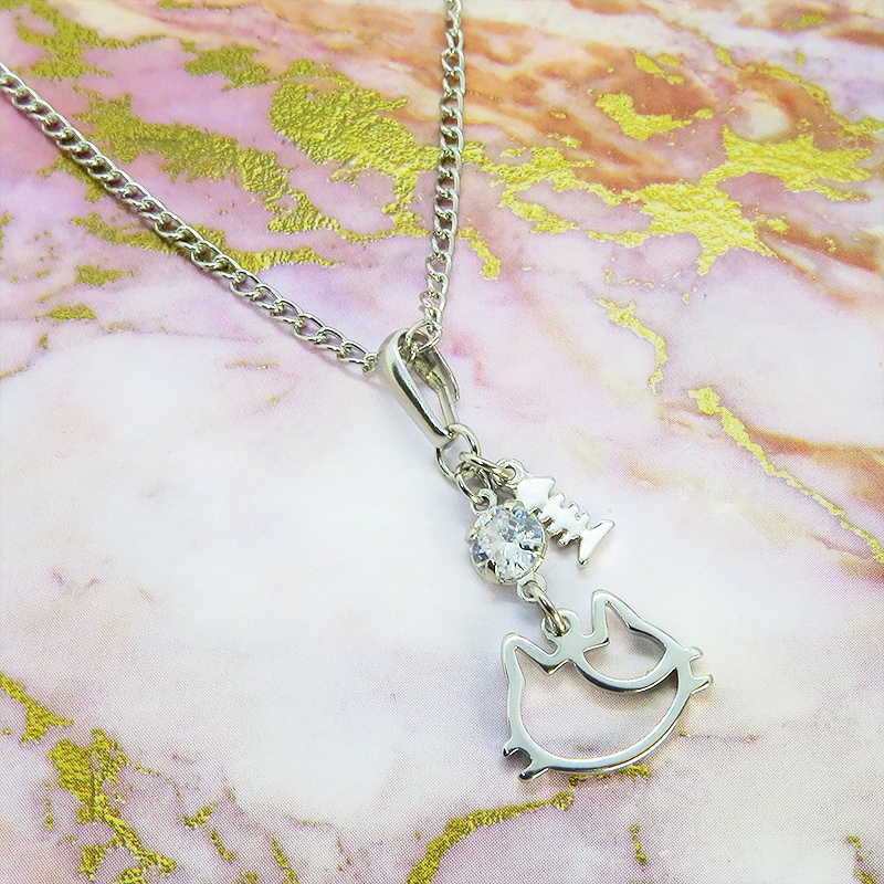 三毛猫の猫フェイスモチーフのフレームと魚のチャームの可愛いネックレス キュービックジルコニア SV925変更可