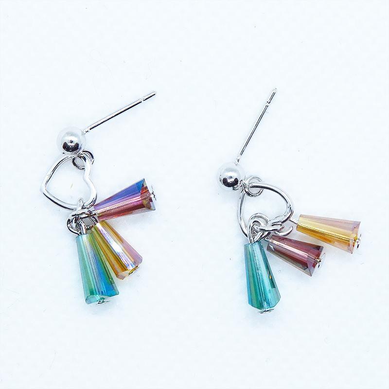 タッセル風ピアス キラキラ ガラスタッセル オープンハートのスタッドピアス