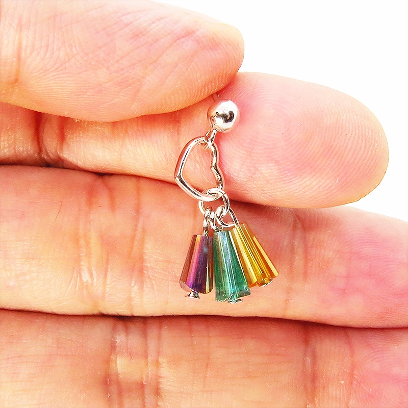 タッセル風ピアス キラキラ ガラスタッセル オープンハートのスタッドピアス