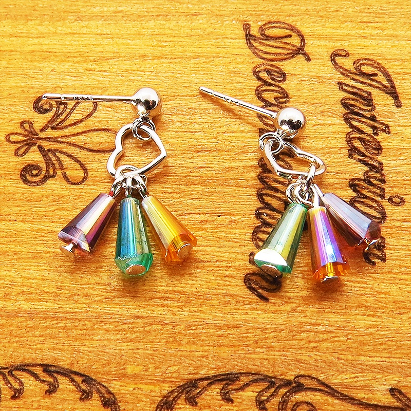 タッセル風ピアス キラキラ ガラスタッセル オープンハートのスタッドピアス