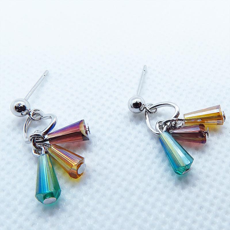 タッセル風ピアス キラキラ ガラスタッセル オープンハートのスタッドピアス