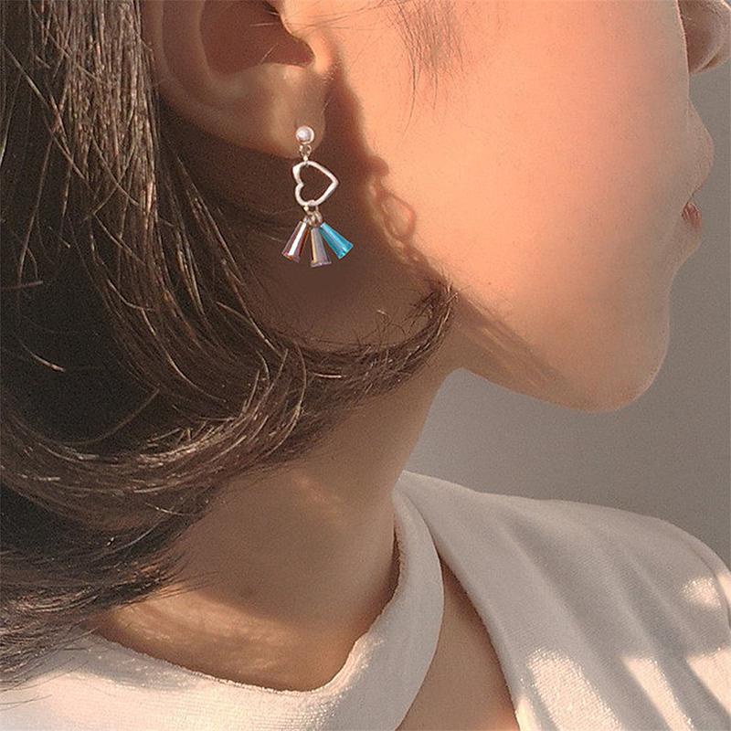 タッセル風ピアス キラキラ ガラスタッセル オープンハートのスタッドピアス