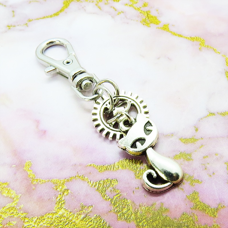アンティークシルバー 猫と歯車のシンプルで可愛いファスナーチャーム キーホルダー バッグチャーム 金具変更可