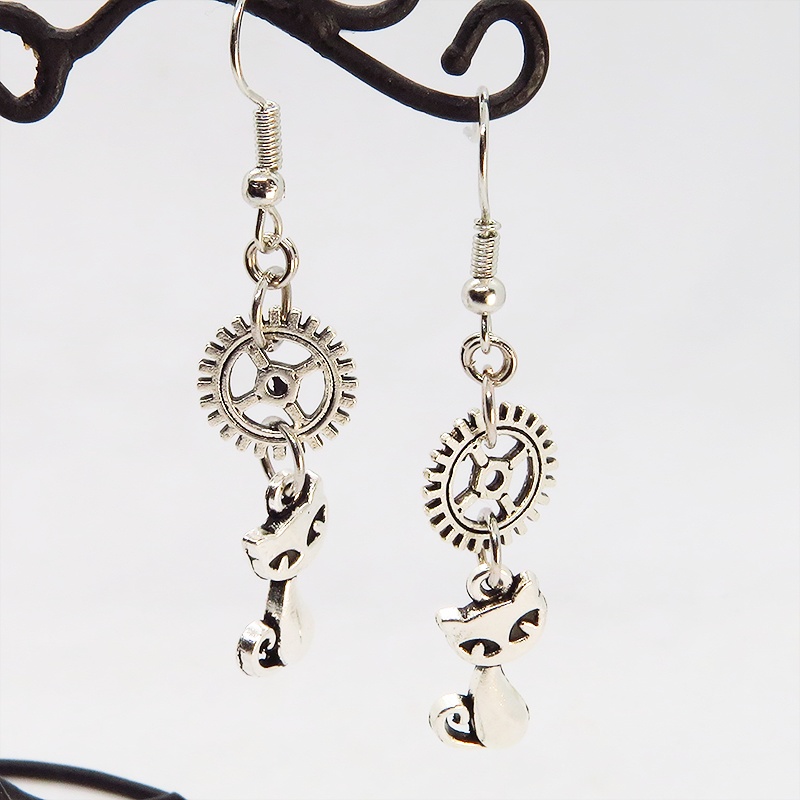 アンティークシルバーの猫と歯車モチーフを組み合わせたコンパクトで可愛いピアス スチームパンク風