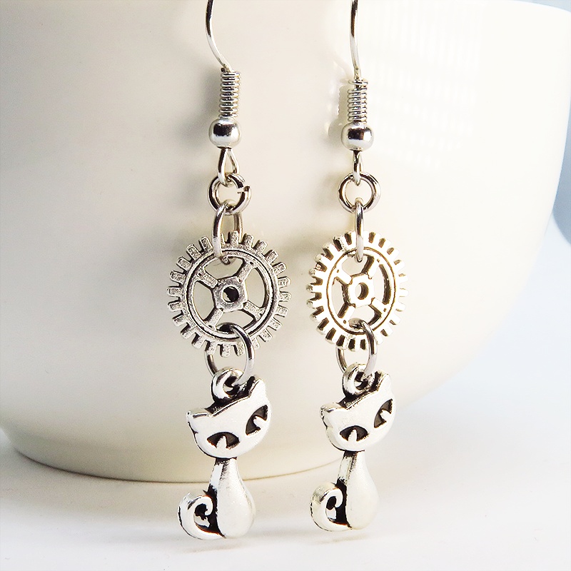 アンティークシルバーの猫と歯車モチーフを組み合わせたコンパクトで可愛いピアス スチームパンク風