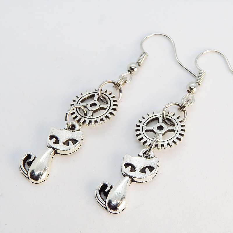 アンティークシルバーの猫と歯車モチーフを組み合わせたコンパクトで可愛いピアス スチームパンク風