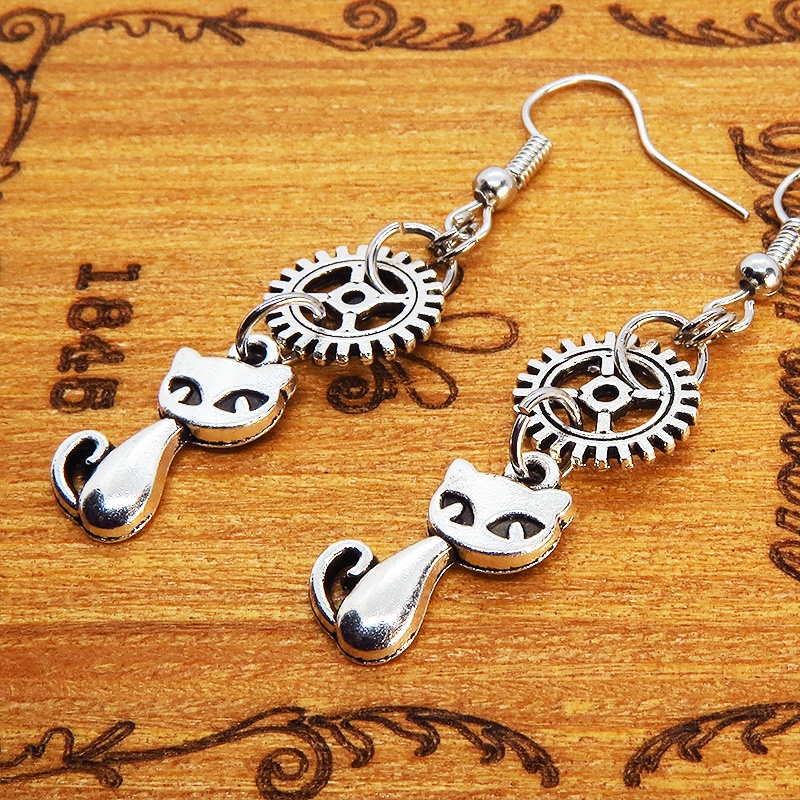 アンティークシルバーの猫と歯車モチーフを組み合わせたコンパクトで可愛いピアス スチームパンク風