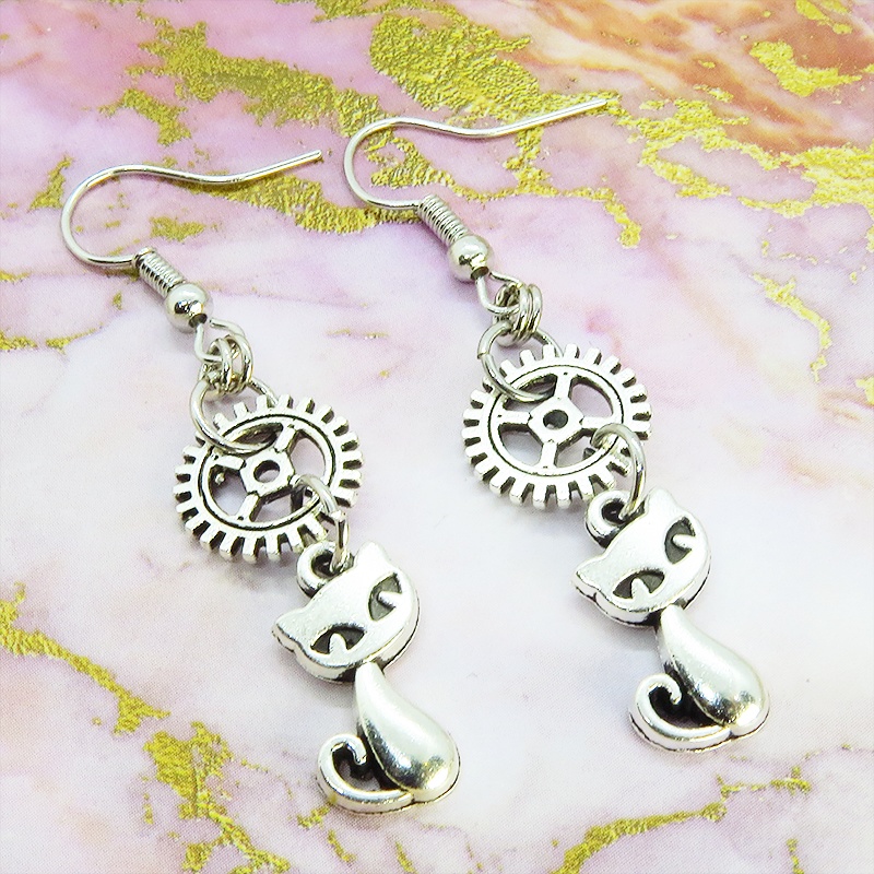 アンティークシルバーの猫と歯車モチーフを組み合わせたコンパクトで可愛いピアス スチームパンク風
