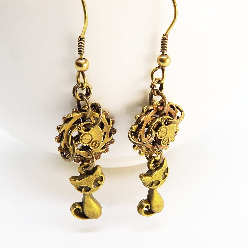 スチームパンク風 アンティークゴールド 猫と複数の歯車を組み合わせたコンパクトなピアス 非接着 スリム