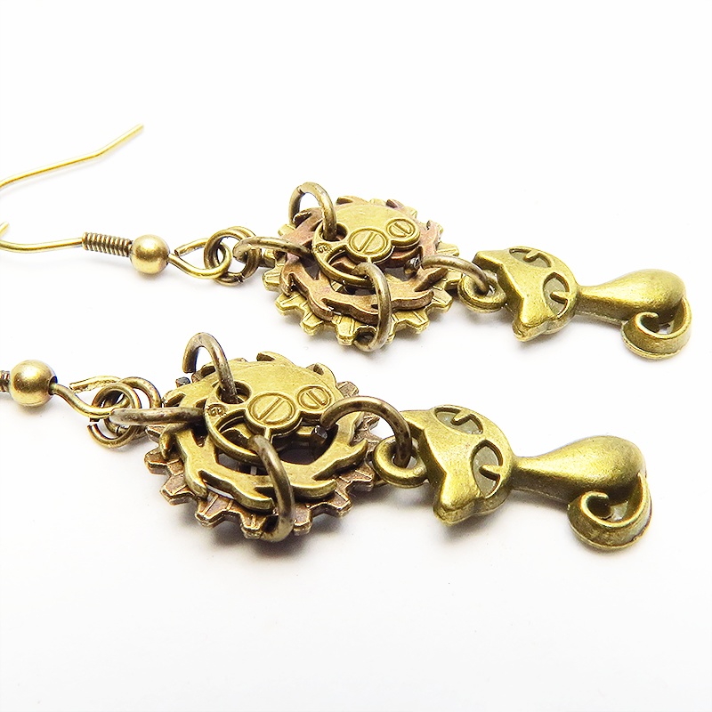 スチームパンク風 アンティークゴールド 猫と複数の歯車を組み合わせたコンパクトなピアス 非接着 スリム