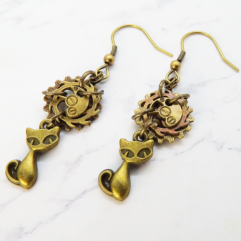 スチームパンク風 アンティークゴールド 猫と複数の歯車を組み合わせたコンパクトなピアス 非接着 スリム