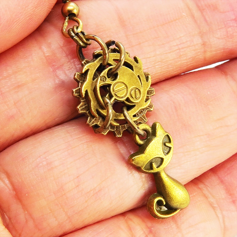 スチームパンク風 アンティークゴールド 猫と複数の歯車を組み合わせたコンパクトなピアス 非接着 スリム