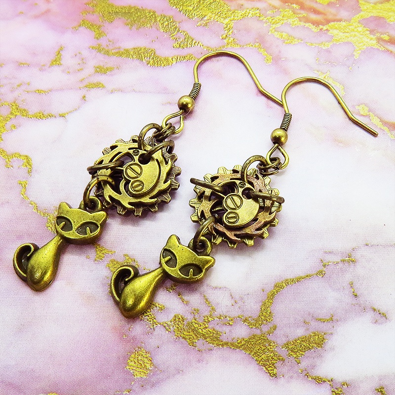 スチームパンク風 アンティークゴールド 猫と複数の歯車を組み合わせたコンパクトなピアス 非接着 スリム