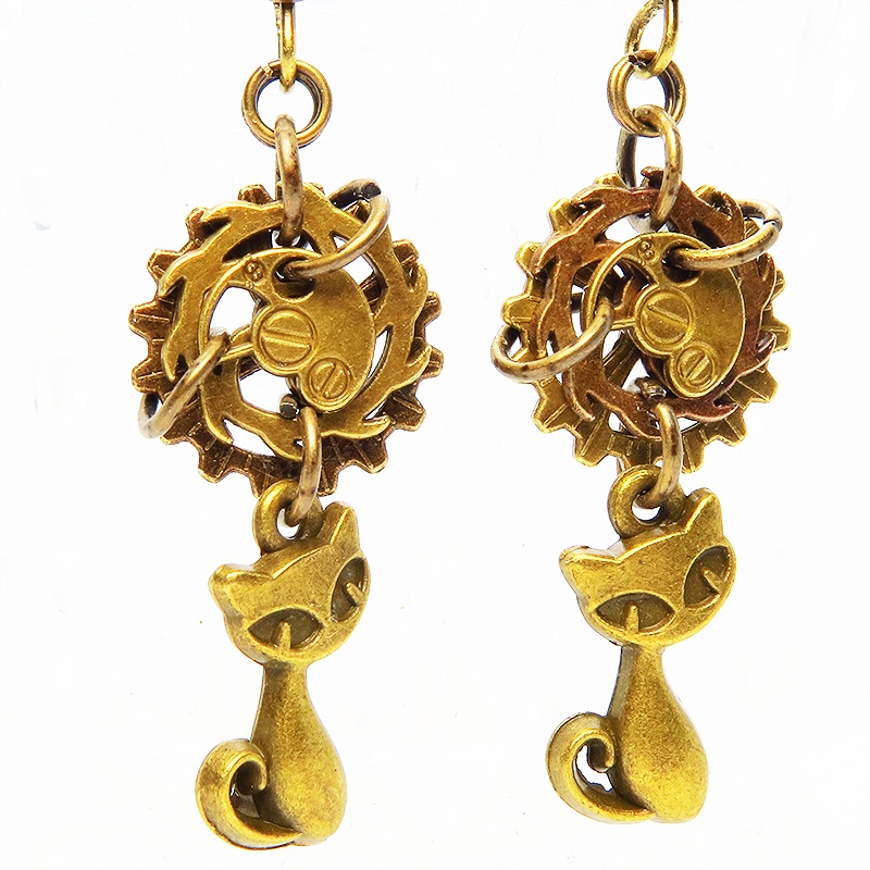 スチームパンク風 アンティークゴールド 猫と複数の歯車を組み合わせたコンパクトなピアス 非接着 スリム