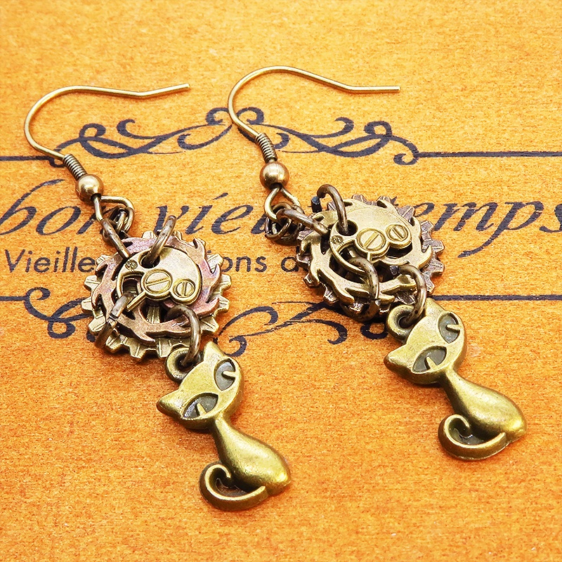 スチームパンク風 アンティークゴールド 猫と複数の歯車を組み合わせたコンパクトなピアス 非接着 スリム