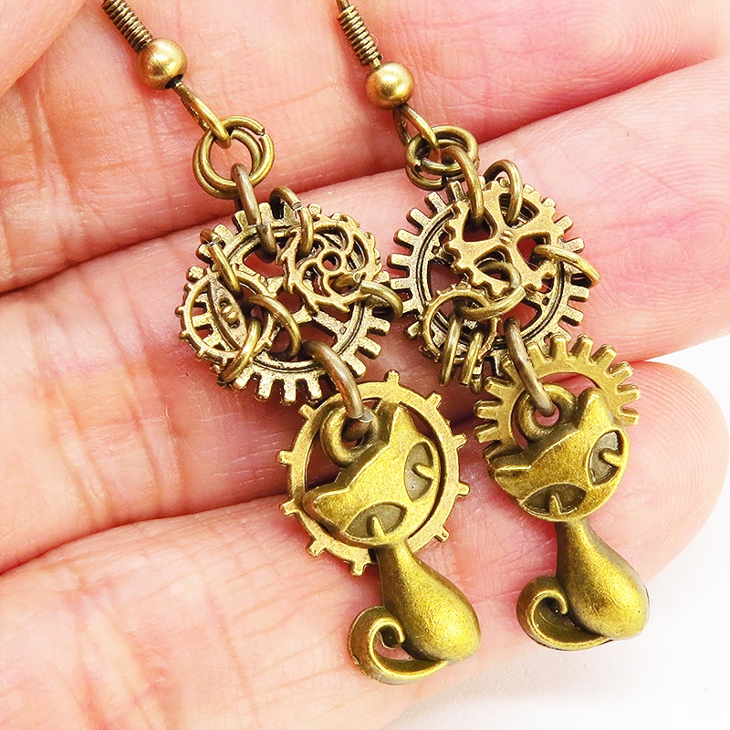 アンティークゴールド スチームパンク風 猫と複数の歯車を組み合わせたアシンメトリーピアス 非接着 スリム