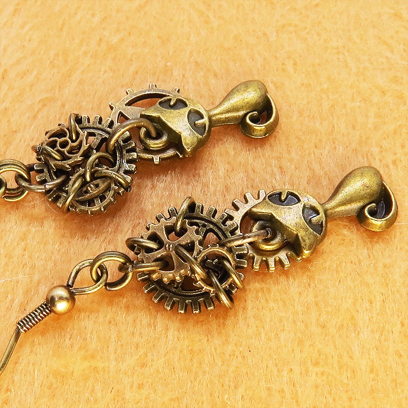 アンティークゴールド スチームパンク風 猫と複数の歯車を組み合わせたアシンメトリーピアス 非接着 スリム