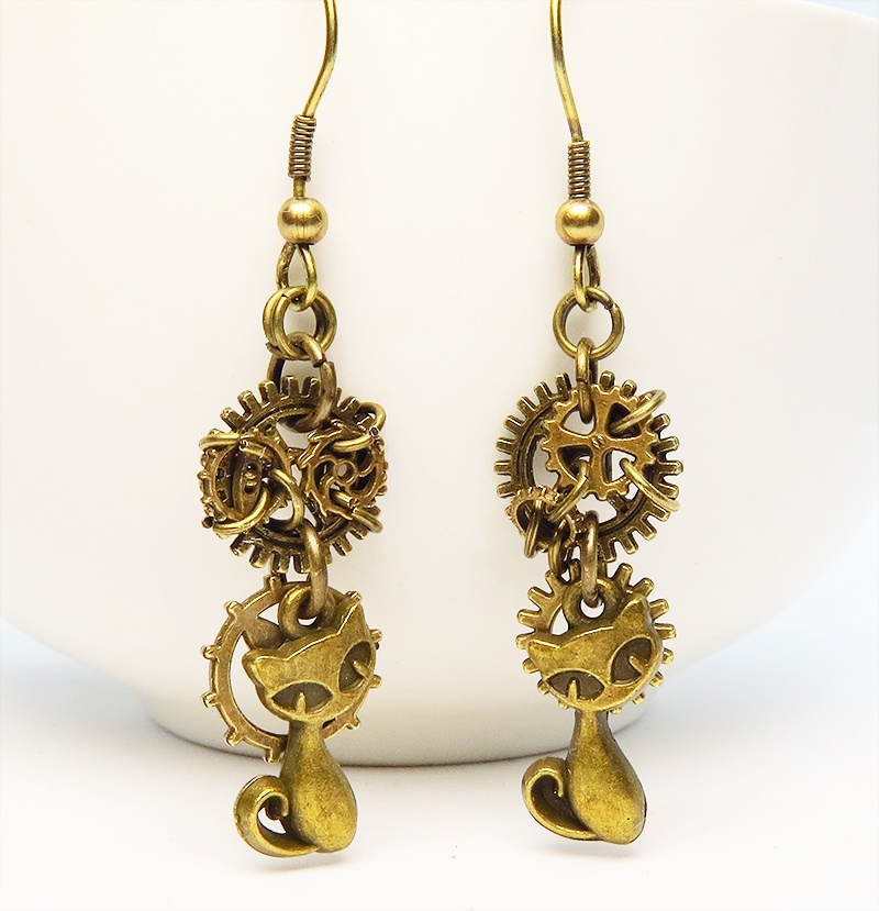 アンティークゴールド スチームパンク風 猫と複数の歯車を組み合わせたアシンメトリーピアス 非接着 スリム