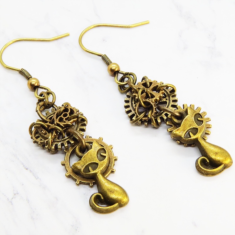 アンティークゴールド スチームパンク風 猫と複数の歯車を組み合わせたアシンメトリーピアス 非接着 スリム