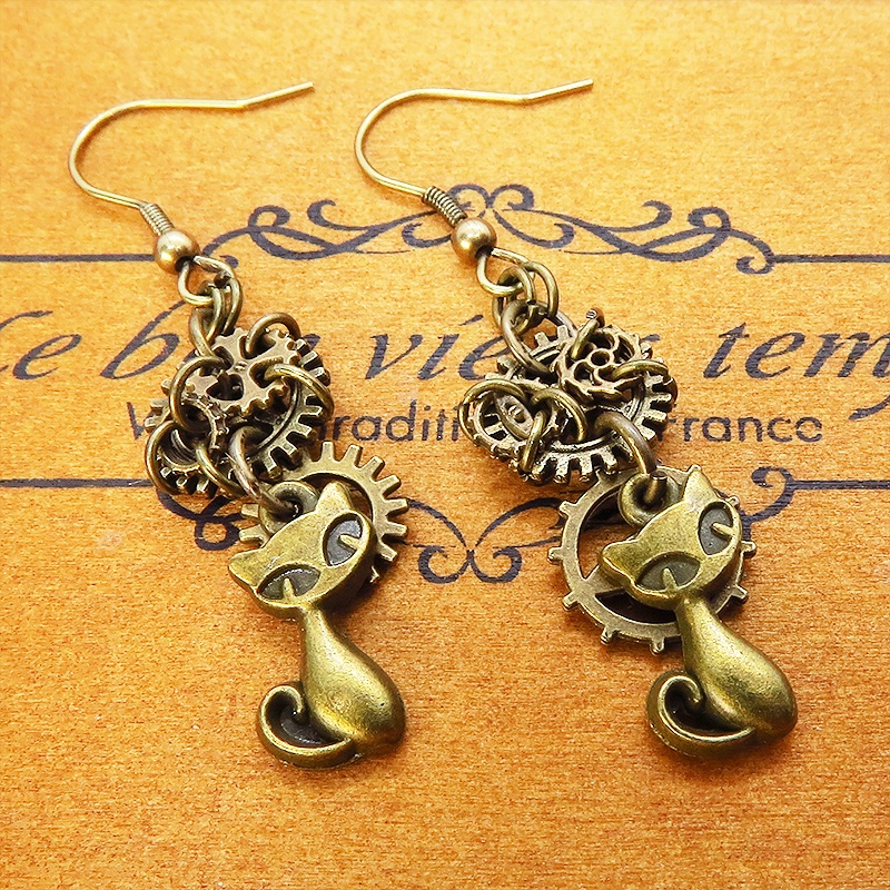 アンティークゴールド スチームパンク風 猫と複数の歯車を組み合わせたアシンメトリーピアス 非接着 スリム