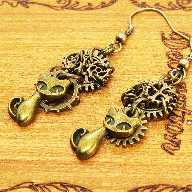 アンティークゴールド スチームパンク風 猫と複数の歯車を組み合わせたアシンメトリーピアス 非接着 スリム