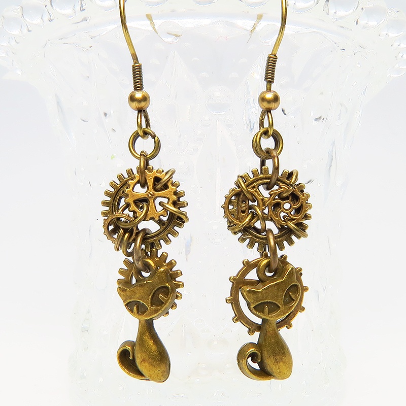 アンティークゴールド スチームパンク風 猫と複数の歯車を組み合わせたアシンメトリーピアス 非接着 スリム