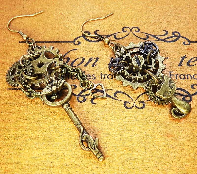 猫と鍵と歯車・ギアのスチームパンク風アシンメトリー ピアス アンティークカラー 金古美