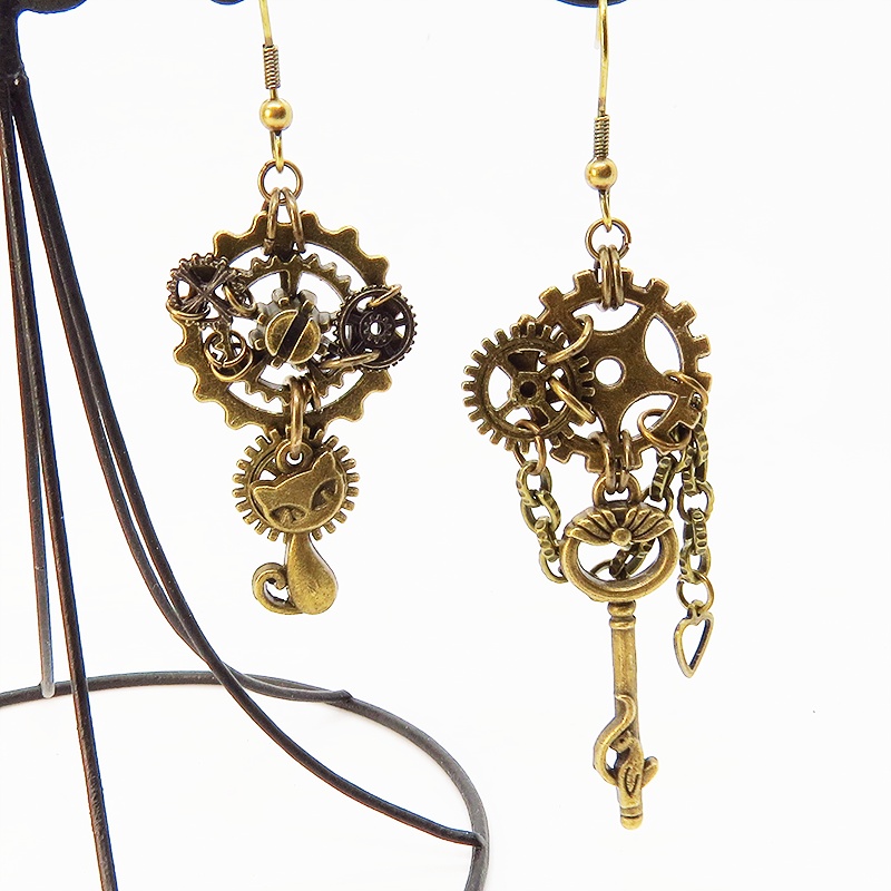 猫と鍵と歯車・ギアのスチームパンク風アシンメトリー ピアス アンティークカラー 金古美