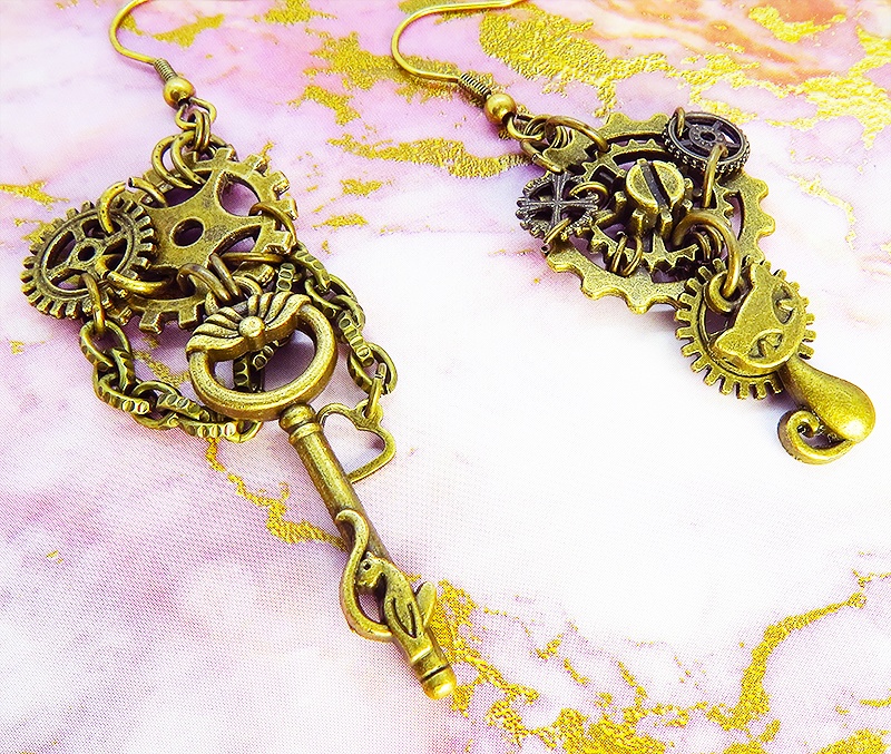 猫と鍵と歯車・ギアのスチームパンク風アシンメトリー ピアス アンティークカラー 金古美