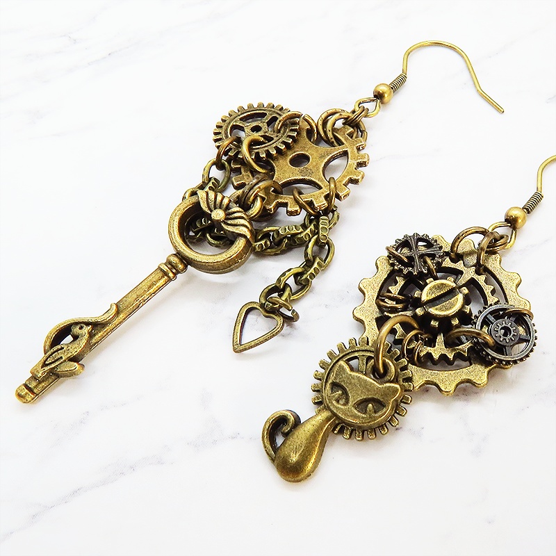 猫と鍵と歯車・ギアのスチームパンク風アシンメトリー ピアス アンティークカラー 金古美