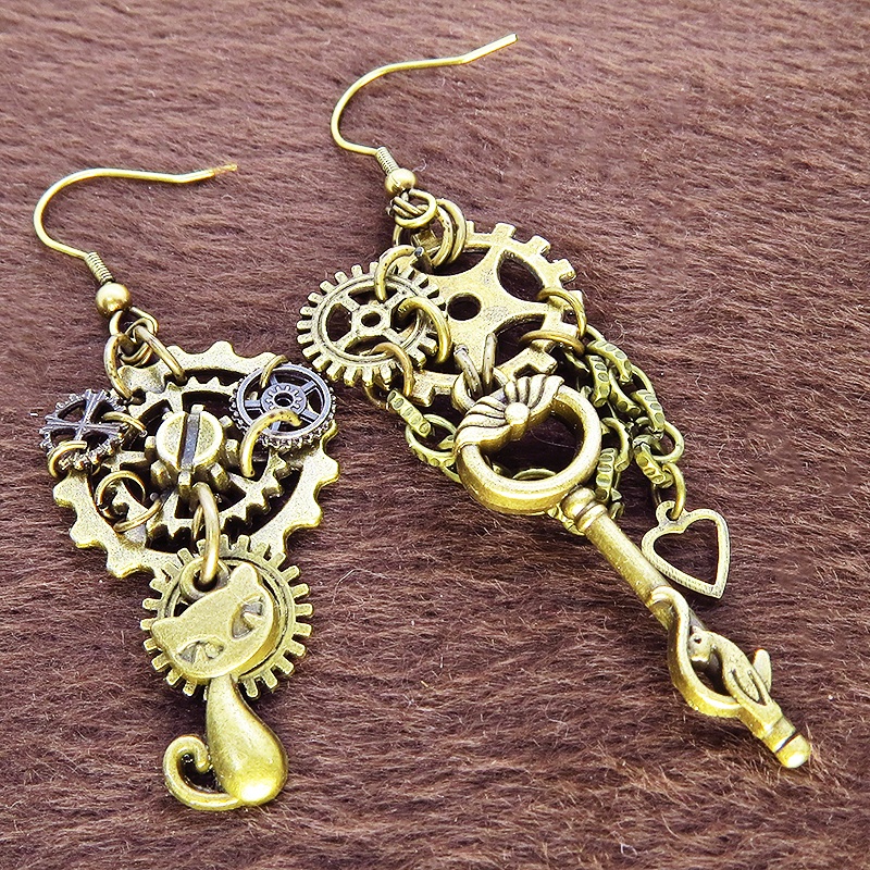 猫と鍵と歯車・ギアのスチームパンク風アシンメトリー ピアス アンティークカラー 金古美