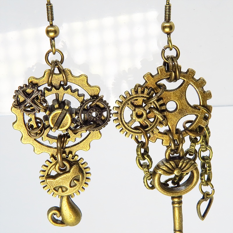 猫と鍵と歯車・ギアのスチームパンク風アシンメトリー ピアス アンティークカラー 金古美