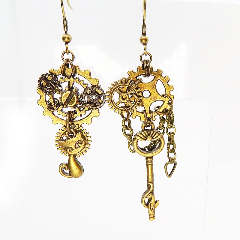 猫と鍵と歯車・ギアのスチームパンク風アシンメトリー ピアス アンティークカラー 金古美