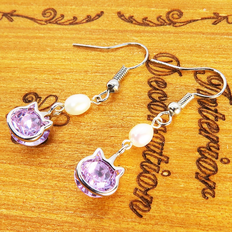 猫フレームのスワロフスキー(ヴァイオレット)と淡水パールを組合せた大人可愛いフックピアス サージカル可
