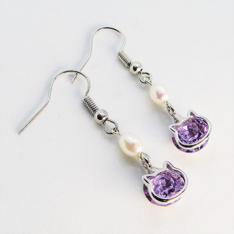 猫フレームのスワロフスキー(ヴァイオレット)と淡水パールを組合せた大人可愛いフックピアス サージカル可