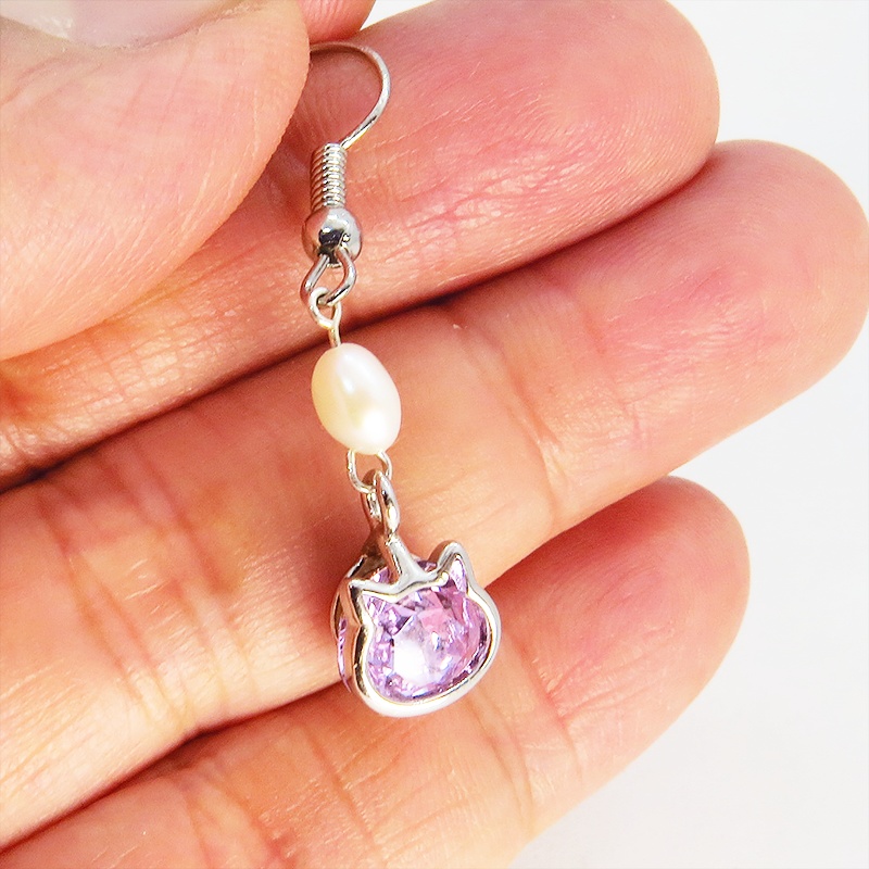 猫フレームのスワロフスキー(ヴァイオレット)と淡水パールを組合せた大人可愛いフックピアス サージカル可