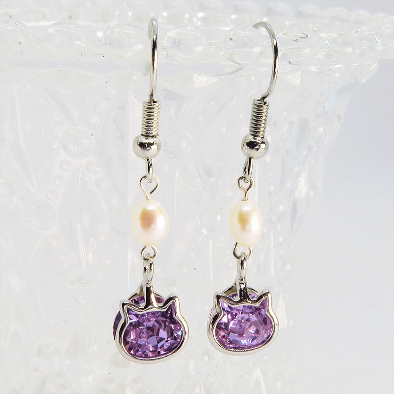 猫フレームのスワロフスキー(ヴァイオレット)と淡水パールを組合せた大人可愛いフックピアス サージカル可