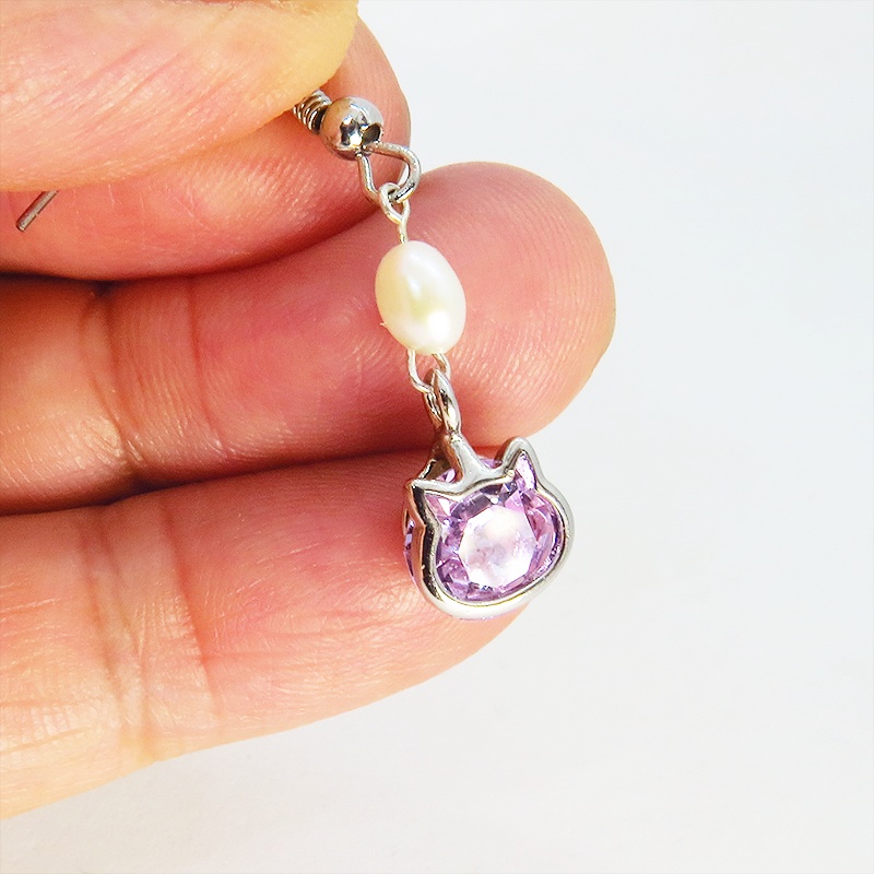 猫フレームのスワロフスキー(ヴァイオレット)と淡水パールを組合せた大人可愛いフックピアス サージカル可