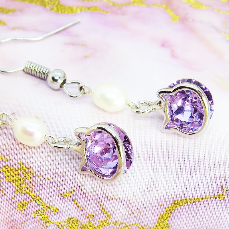 猫フレームのスワロフスキー(ヴァイオレット)と淡水パールを組合せた大人可愛いフックピアス サージカル可